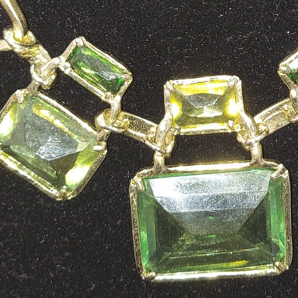 Gold chain link necklace with rectangular green gemstones - Picture 3 of 3